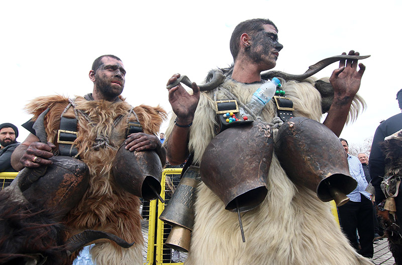 ΟΙ ΚΟΥΔΟΥΝΑΡΑΙΟΙ ΤΟΥ ΔΙΣΤΟΜΟΥ ΕΝΑ ΕΚΡΗΚΤΙΚΟ ΑΠΟΚΡΙΑΤΙΚΟ ΕΘΙΜΟ ΣΤΗ